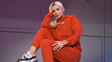 Models Kylie Jenner Blonde Hd Wallpaper Wallpaperbetter