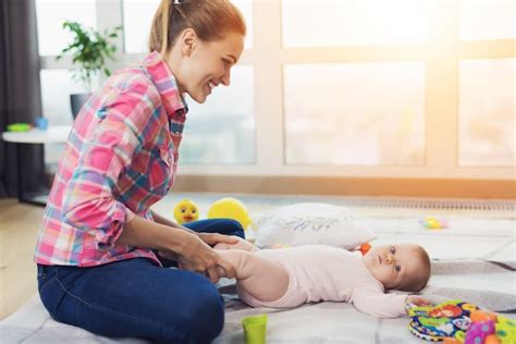 Una Mujer En La Sala De Estar Juega Con Su Pequeño Hijo Foto Premium