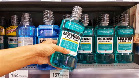 The Pros And Cons Of Using Listerine To Cure Toenail Fungus