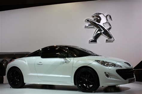 La future peugeot 308 de sortie avec un nouveau logo l automobile magazine. Peugeot Nouveau logo