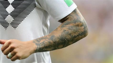 Dass das portrait von amelie nicht das letzte tattoo auf dem bislang noch nahezu unverzierten rechten arm von toni kroos bleiben wird, das verrät ein. WM-Quiz: Welchen deutschen Spielern gehören diese Tattoos? - Eurosport