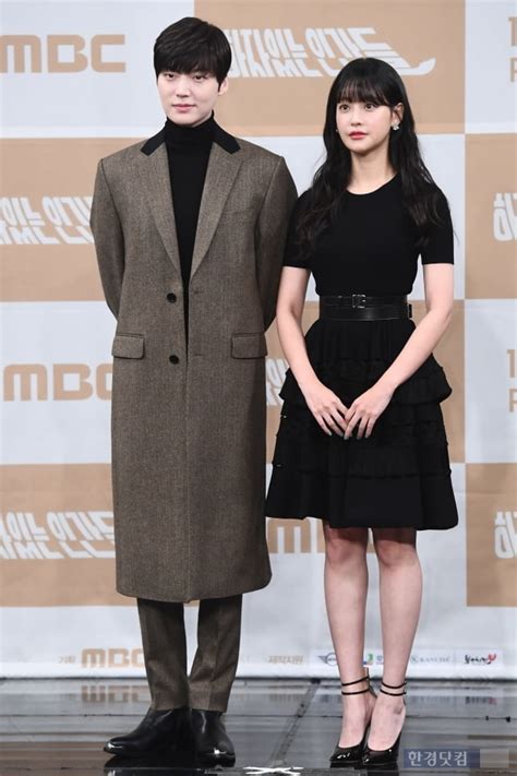 #안재현 #오연서 #하자있는인간들 11월 27일 mbc 드라마 '하자있는 인간들' 제작발표회가 mbc 골든마우스홀에서 열렸다. 포토 안재현오연서 어색하게 | 한경닷컴