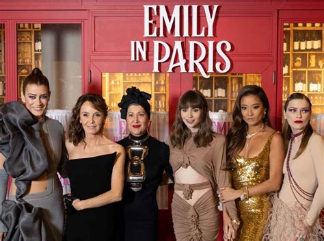 『エミリー、パリへ行く』シーズン3はファッションが変わる？衣装は『satc』のスタイリストの後任が担当 フロントロウ ｜ グローカルなメディア