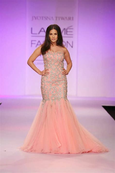 Hot Sunny Leone Sets The Lakme Fashion Week Ramp On Fire For Jyotsna Tiwari ~ Indian Cinema