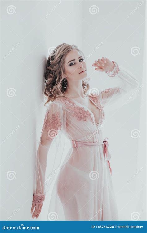 mooie meid in roze lingerie staat op witte muren bril stock foto image of lang erotisch