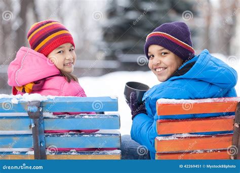 Chłopiec I Dziewczyny Obsiadanie W Parku Na ławce Obraz Stock Obraz