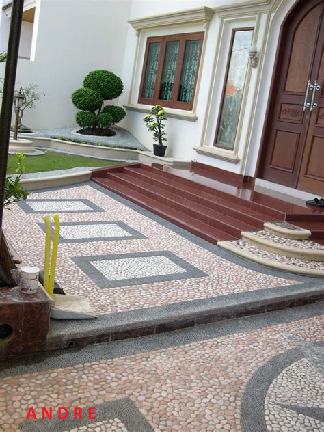 Rumah mewah dengan style modern tropis ini pada tampak belakang bangunan menggunakan material yang sama yaitu batu alam. Lestari Alam Indah Makassar: Carport Batu Sikat
