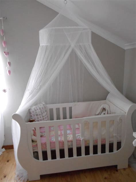 Most children make the switch from a crib to a bed when they are between 18 months and 3.5 years old. sleigh cot with mosquito net | Modern baby cribs, Cribs ...