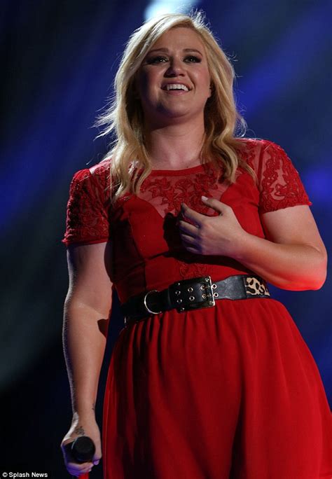 Kelly Clarkson Sings Her Heart Out At Cma Festival As Her Engagement