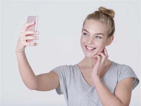 Jeune Belle Fille Caucasienne Fait Des Selfies Heureuse Femme Merveilleuse Avec Un Téléphone