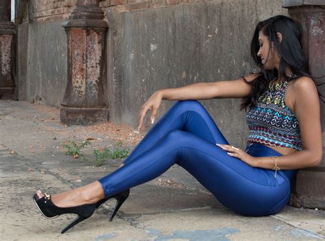 Kostenlose Foto Boden Bein Modell Jung Sitzung Mode Blau Kleidung Dame Menschlicher
