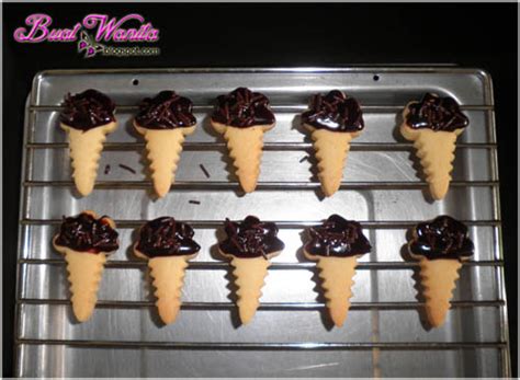 2 1/2 cawan tepung ubi; Resepi Asas Biskut Raya Senang Sukatan Cawan - Buat Wanita