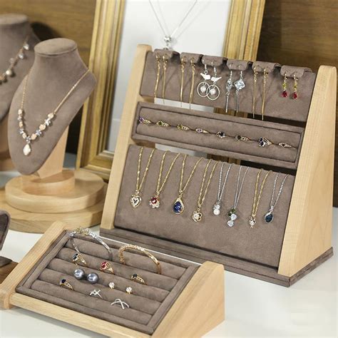 2021 Beech Wood Jewelry Display Stand Jewellery Displays Boutique