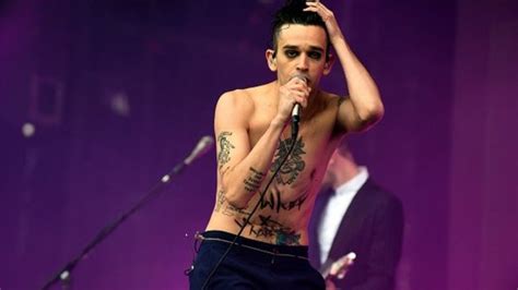 The 1975s Matt Healy Protests Against Dubai Anti Gay Laws With Kiss