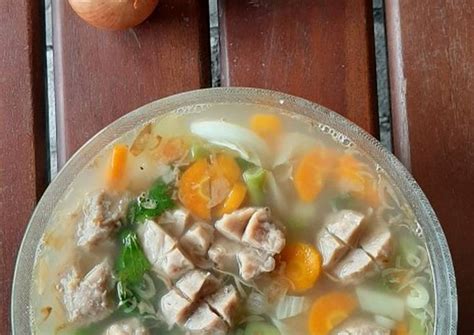 Giling daging ayam bersama bumbunya setelah halus campurkan tepung kanji, dan buat bulatan lalu rebus. How to Prepare Tasty Sayur Sop Bakso