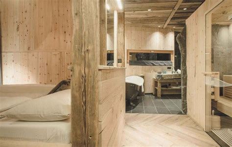 Hotel zimmer mit einer freistehenden badewanne. mama thresl • urban soul meets the alps (mit Bildern ...