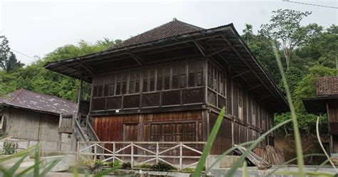 Sejarah rumah adat dan istilah nama rumah adat lampung. Rumah Adat Lampung (Liwa Lampung Barat)