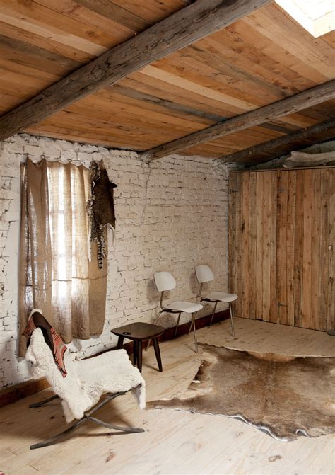 La decoración de las casas de campo recurre a la madera, la piedra, el barro y los tejidos naturales para caldear todas las estancias. Lost in Patagonie | MilK decoration