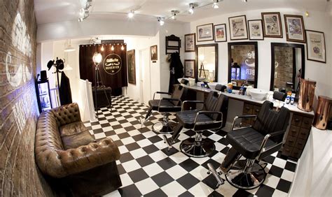 Barber shop with, Black and white floor tiles | Ideias para barbearias ...
