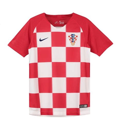 Durch die eingliederung kroatiens in die föderative volksrepublik jugoslawien nach dem ende des zweiten weltkriegs wurde die mitgliedschaft in der fifa und die kroatische. Kaufe Trikot Kroatien Fussball 2018-2019 Home