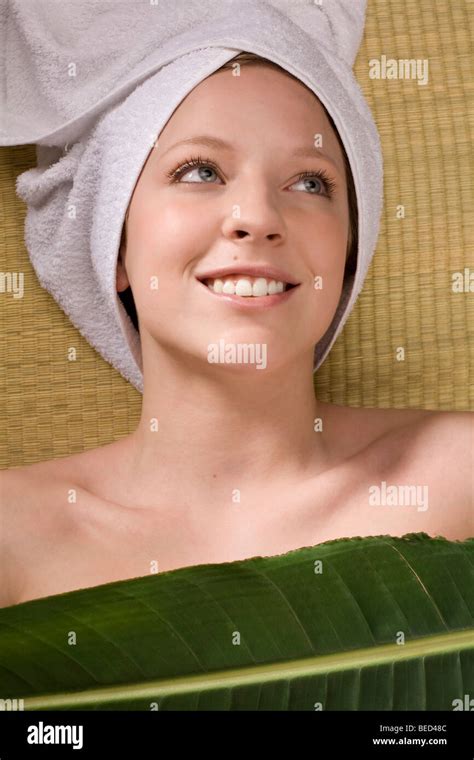 Joven Mujer de relax en un spa toalla envuelta alrededor de su cabeza Fotografía de stock Alamy