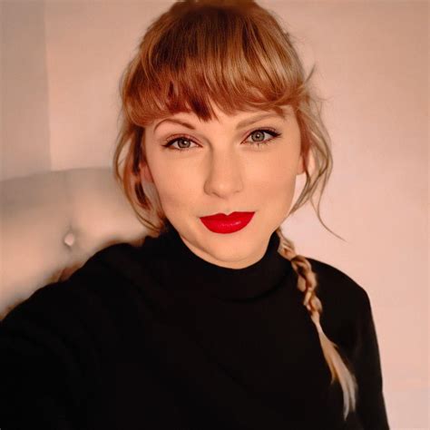 Beautiful Taylor Swift Selfie Sexy Side Eye Big Red Lips Celeblr