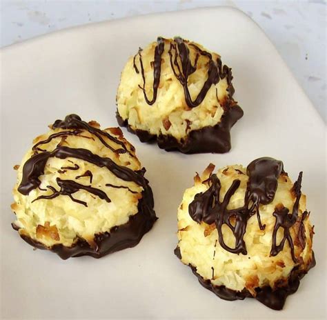 3 ingredient almond joy fat bombs (keto, low carb, paleo) you only need 3 ingredients and 5 minutes to make these perfect fat bombs! Keto Coconut Macaroons - Keto Cooking Christian