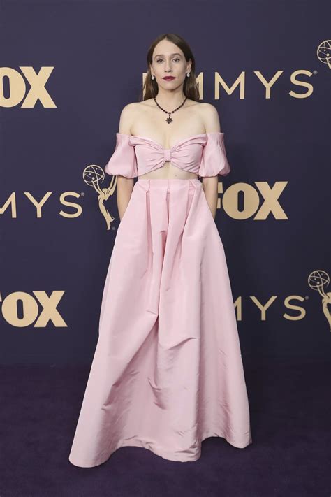 Sarah Sutherland En La Alfombra Roja De Los Emmy 2019 Fotos En