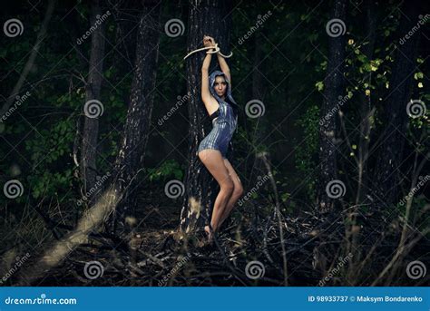 Une Fille Attachée à Un Arbre Dans Une Forêt Foncée Esoterics De Forêt Image Stock Image Du