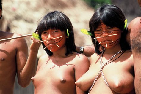 Голая грудь аборигенок из диких племен Фото голых Сисек