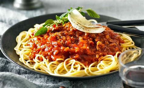 These recipes provide the perfect toppings and complements for classic spaghetti noodles. How to make Spaghetti Bolognese Meat Sauce | Singapore Food
