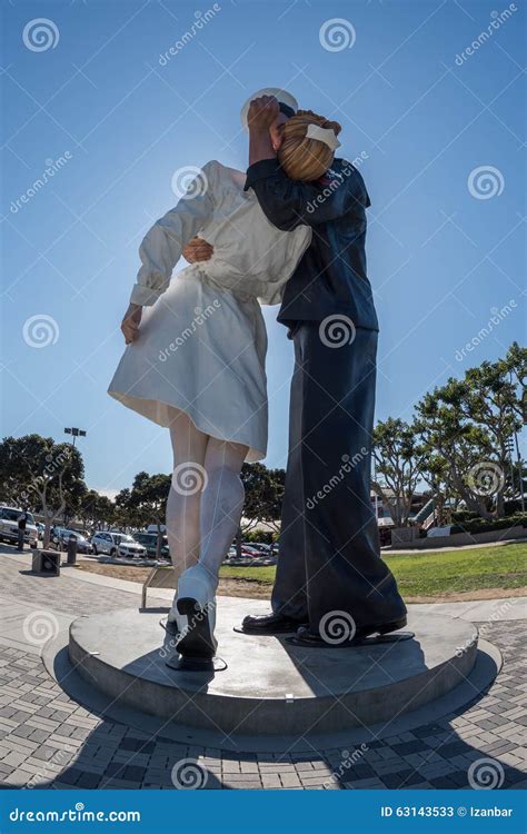 Marinheiro E Enfermeira Ao Beijar a Estátua San Diego Foto de Stock