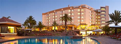 Tendrás un centro de negocios, tintorería o lavandería y un servicio de recepción las 24 horas a tu disposición. Safari Court - Four Star - Hotel & Spa - Accomodation