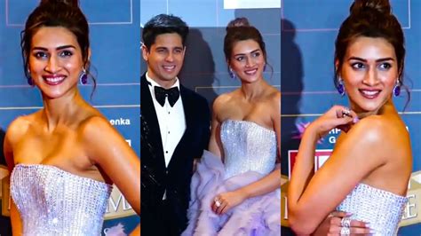 Sidharth Malhotra Kriti Sanon Pose At Awards Show Cinema World Youtube