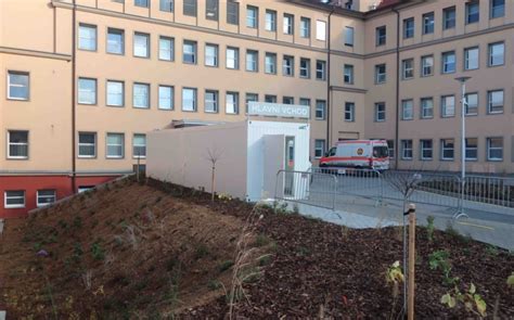 Pokud k nám přijedete vlastním vozem, parkovat můžete přímo v areálu. Nemocnice Hořovice: Vstup do nemocnice hlídá robot Pepper | HOSPITALin