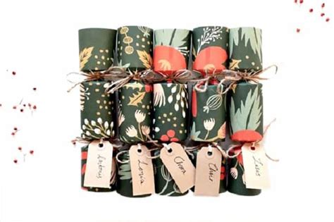 These christmas crackers made from toilet paper rolls are so easy to make and super cheap! Make It Snappy! 32 Christmas Crackers You Can Make Yourself • Cool Crafts