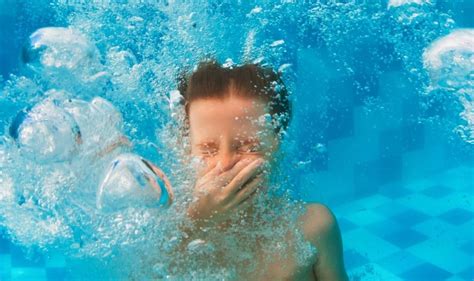 how to stop water from getting into your nose while swimming pon