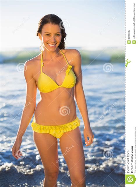 nette herrliche frau im gelben bikini der im meer badet stockbild 9230 hot sex picture