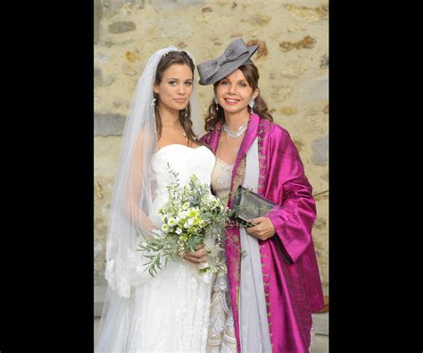 Photo Lucie Lucas sublime en robe de mariée et Victoria Abril dans l épisode final de la