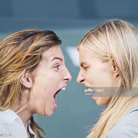 Deux Filles En Colère Et Peur De Se Battre Photo Getty Images