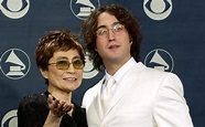 Sean Lennon, hijo de John Lennon y Yoko Ono al cuidado de su mamá en ...