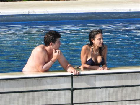 Bethenny Frankel Displays Pda With Paul Bernon In The Swimming Pool 28