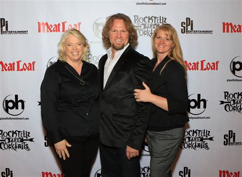 sister wives fans notice kody brown missing from janelle s holiday photos
