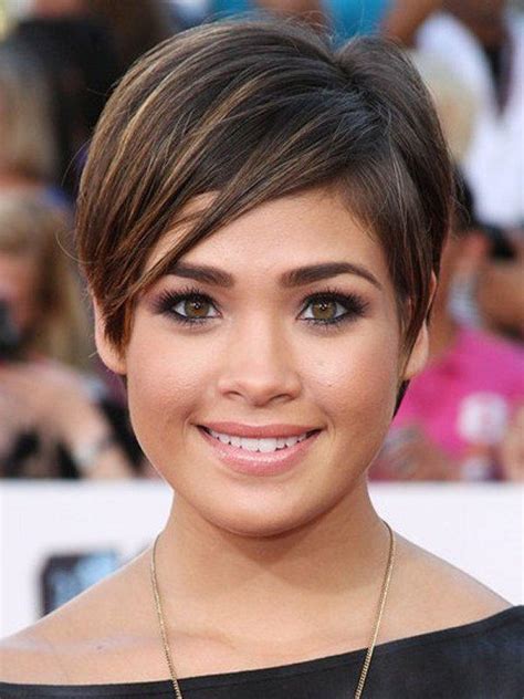 22 Most Flattering Hairstyles For Round Faces