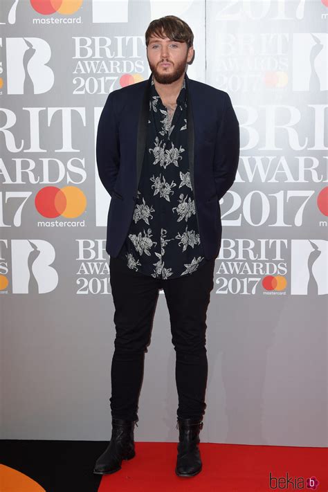 James Arthur En La Alfombra Roja De Los Brit Awards 2017 Famosos En