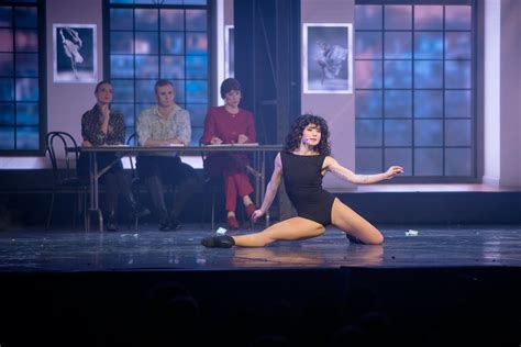 Flashdance Le Musical Les Tubes Et Chorégraphies Du Film Font Toujours Leur Effet Sur Scène