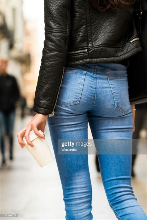 Rear View Of Woman With Takeaway Coffee Walking In The City Foto De