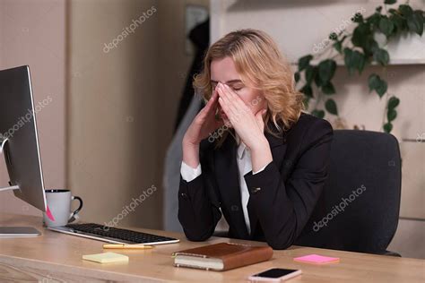 ofiste çalışan genç bir kadın masada oturuyor stok fotoğrafçılık ©svyatoslavlipik telifsiz