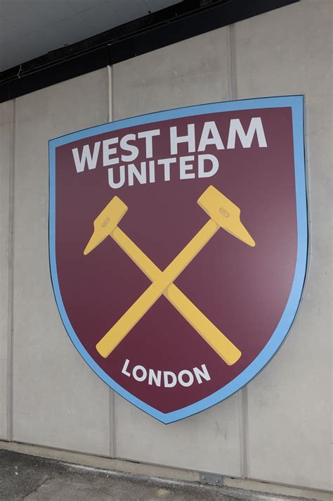 They play their home games at london stadium after moving from boleyn ground, also known as upton park, where the hammers have played since 1904. West Ham United FC Stadium Store Crest - Design Tagebuch