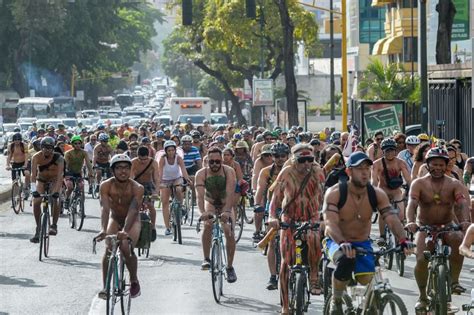 Da Londra A Caracas Nudi In Bici Contro Le Auto La Repubblica